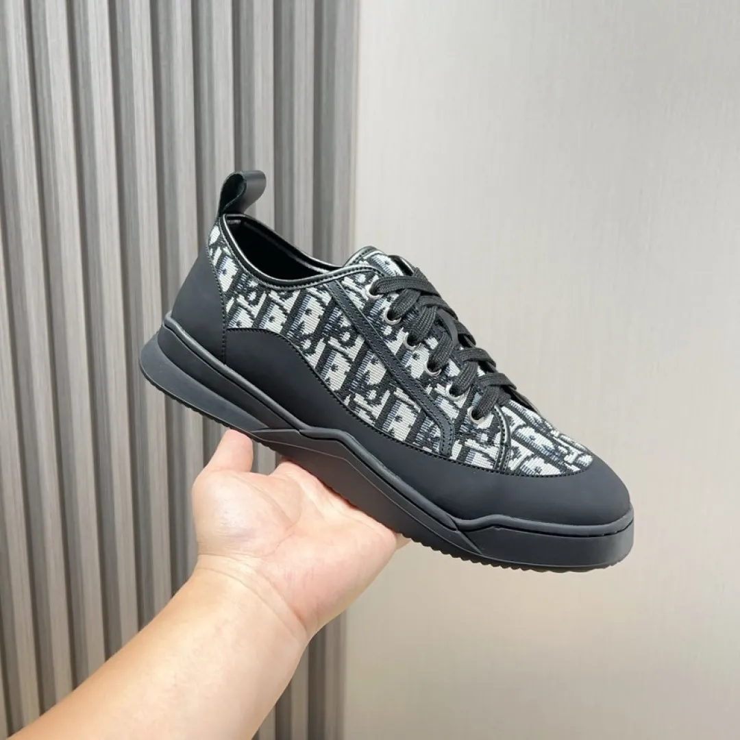 Men's shoes 💰P500💰[Dior] Dior casual sports shoes 🇺🇸Sold at the same time at the counter, top-notch Italian original purchase · The upper is made of brand totem cloth with original leather · Comes with first-layer sheepskin feet · (Totem cloth highlights high-end, nobility, and class) Exquisite workmanship (original lining) Sole: Original factory special outsole ⚠️Comfortable, wear-resistant, non-slip, real-life photo🎬The real thing is more beautiful🔍Number: 39-46【45 46 Customized items are non-returnable]